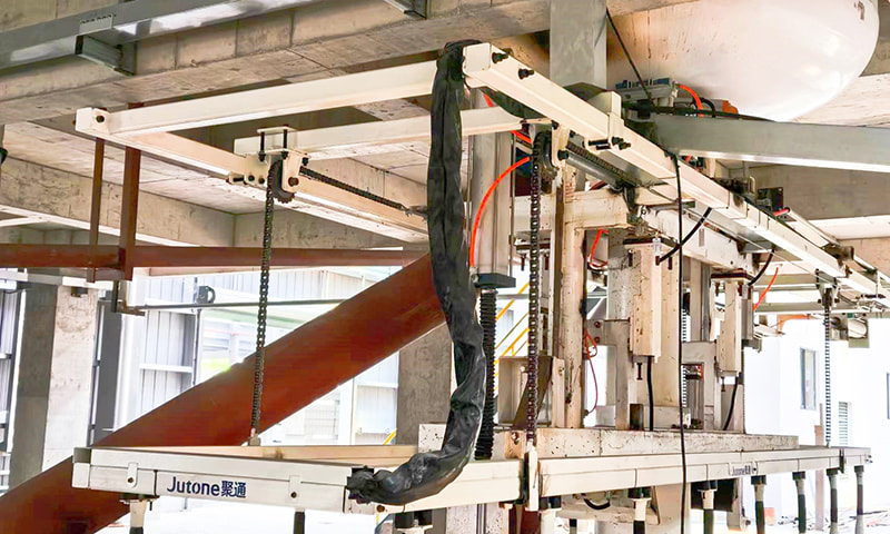 Mengangkat perangkat lengan yang menuangkan